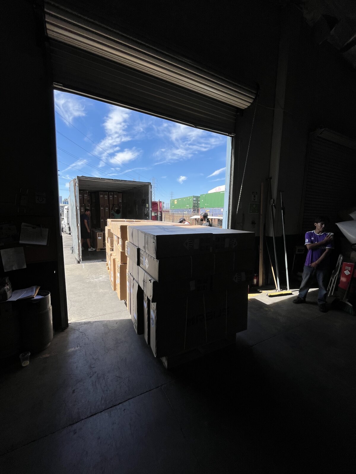 Labor Los Angeles lumper crew loading pallets at a warehouse dock